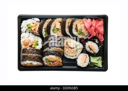 Sushi-Rollen in der Take-away-Box isoliert auf weißem Hintergrund. Japanisches Maki-Set mit Reis-Nori-Fisch und Ingwer. Saubere Lebensmittelpräsentation für die Lieferung. Stockfoto