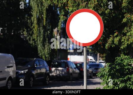 Straßenschild mit leerem weißen Kreis und roter Grenze an der Stadtstraße. Symbol für Verkehrsregelung ohne Text. Städtische Verkehrsinfrastruktur. Stockfoto