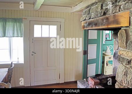 Alesund, Norwegen - 01. August 2024: Innenraum in altem Holzhaus Stockfoto