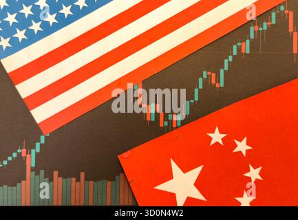 100 Dollar und 100 Yuan auf US- und China-Flaggenhintergrund. Handel und Zollkrieg ZWISCHEN DEN USA und China. Wirtschaftskrise, Inflation, Zoll und Rohstoffe Stockfoto