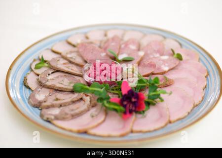 Vorspeisen mit verschiedenen Antipasti, Wurstwaren, Snacks und Rotwein. Wurst, Schinken, Tapas, Oliven und Cracker für Buffetparty. Draufsicht, flach. Hochwertige Fotos Stockfoto