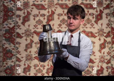 London, England, Großbritannien. Oktober 2025. Ein Kunstführer hält einen seltenen und beeindruckenden Kerzenleuchter, der für den Rasulid Sultan Al-Mujahid, Ägypten oder Syrien, 14. Jahrhundert hergestellt wurde, der Hals-Mund-Mosul, 13. Jahrhundert, Schätzung: â£ 200.000 - 300.000 während eines Fotoanrufs in Christies Auktionshaus vor der Kunst der islamischen und indischen Welt einschließlich Teppiche und Teppiche Verkauf. (Kreditbild: © Wiktor Szymanowicz/ZUMA Press Wire) NUR REDAKTIONELLE VERWENDUNG! Nicht für kommerzielle ZWECKE! Stockfoto