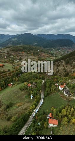 Drohnenlandschaft der Sargan Eight Railway in Serbien Stockfoto