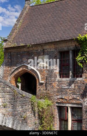 Brügge, Belgien - 19. Mai 2023: Schöne historische kleine Bonifaciusbrug Brücke über den Wasserkanal Dijver Canal Stockfoto