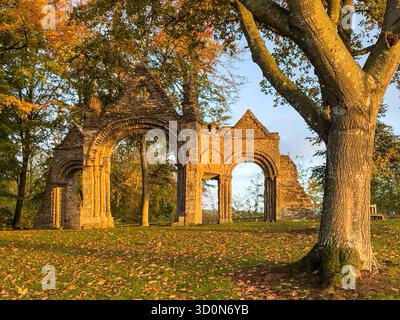 Die 12c Shobdon Arches, Herefordshire, Großbritannien, werden bei Sonnenaufgang an einem perfekten Herbstmorgen gesehen. Sie wurden hierher verlegt, als die örtliche Kirche 1756 wieder aufgebaut wurde Stockfoto