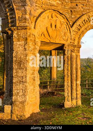 Der Sonnenaufgang beleuchtet die romanischen Schnitzereien aus dem 12. Jahrhundert, die die Shobdon Arches schmücken, alles, was von der ursprünglichen Kirche übrig geblieben ist, die 1756 wieder aufgebaut wurde Stockfoto