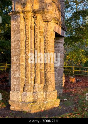 Der Sonnenaufgang beleuchtet die romanischen Schnitzereien aus dem 12. Jahrhundert, die die Shobdon Arches schmücken, alles, was von der ursprünglichen Kirche übrig geblieben ist, die 1756 wieder aufgebaut wurde Stockfoto