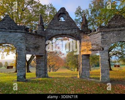 Die 12c Shobdon Arches, Herefordshire, Großbritannien, werden bei Sonnenaufgang an einem perfekten Herbstmorgen gesehen. Sie wurden hierher verlegt, als die örtliche Kirche 1756 wieder aufgebaut wurde Stockfoto