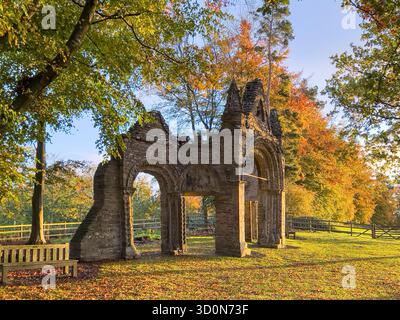 Die 12c Shobdon Arches, Herefordshire, Großbritannien, werden bei Sonnenaufgang an einem perfekten Herbstmorgen gesehen. Sie wurden hierher verlegt, als die örtliche Kirche 1756 wieder aufgebaut wurde Stockfoto