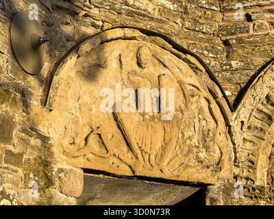 Eine stark erodierte Schnitzerei von Christus in Majestät bildet das Tympanon über einer Tür, Teil der 12c Shobdon Arches, alles, was von der mittelalterlichen Kirche erhalten ist Stockfoto