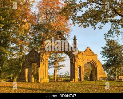 Die 12c Shobdon Arches, Herefordshire, Großbritannien, werden bei Sonnenaufgang an einem perfekten Herbstmorgen gesehen. Sie wurden hierher verlegt, als die örtliche Kirche 1756 wieder aufgebaut wurde Stockfoto