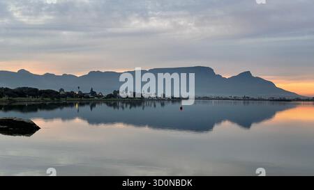 Table Mountain Range, Seitenansicht mit Reflexion, Kapstadt, Südafrika Stockfoto