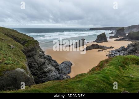 Bedruthan tritt an einem bewölkten Tag in cornwall UK auf Stockfoto