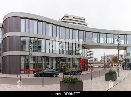 NEU-ULM, 28. SEPTEMBER 2025: Modernes Büro- und Geschäftshaus mit geschwungener Fassade und Glasfenstern in Neu-Ulm Stockfoto