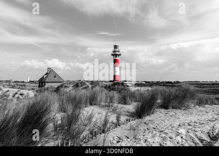 Rot-weiß-Leuchtturm auf Küstendünen in selektiver Farbfotografie Schwarzweiß Stockfoto