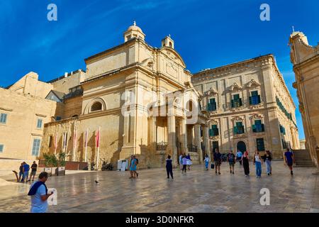 Historische Steinkirche St. Katharina auf einem Platz mit Touristen und heller blauer Himmel auf dem sonnendurchfluteten Stadtplatz Stockfoto