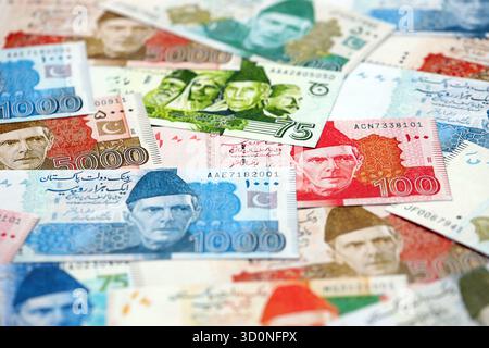 Pakistanische Rupien Banknoten. Die aktuellen pakistanischen Geldrechnungen liegen in großer Höhe auf dem Tisch. Das Konzept des Geschäfts und der Investitionen in Pakistan Stockfoto