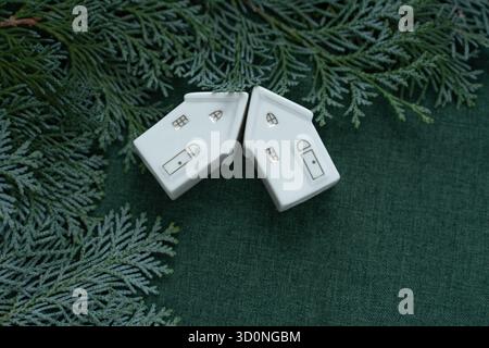 Zwei weiße Keramikhäuser, Weihnachten und Neujahr Stockfoto