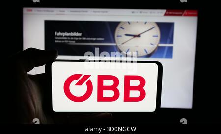 Stuttgart, 17.10.2025: Person, die ein Mobiltelefon mit dem Logo der Oesterreichischen Bundesbahnen auf dem Bildschirm vor der Webseite hält. Fokus Stockfoto