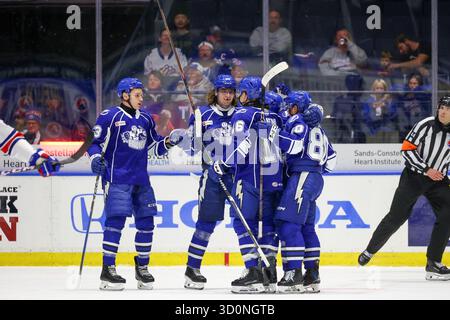 Rochester, New York, USA. Oktober 2025. Syracuse Crunch-Spieler feiern in der dritten Periode ein Tor in einem Spiel gegen die Rochester Americans. Die Rochester Americans veranstalteten die Syracuse Crunch in einem Spiel der American Hockey League in der Blue Cross Arena in Rochester, New York. (Jonathan Tenca/CSM). Quelle: csm/Alamy Live News Stockfoto