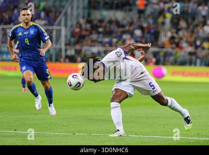 Breslau, Polen - 5. September 2025: Jules Kounde aus Frankreich tritt während der Qualifikationsrunde der FIFA-Weltmeisterschaft 2026 in der Tarczynski Arena in Breslau in den Ball Stockfoto