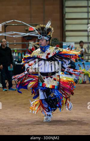 Ein junger indianischer Mann tanzt einen traditionellen Tanz in einem indianischen Powwow in Moab, Utah. Stockfoto