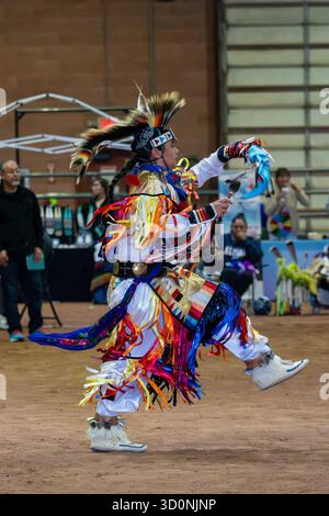 Ein junger indianischer Mann tanzt einen traditionellen Tanz in einem indianischen Powwow in Moab, Utah. Stockfoto