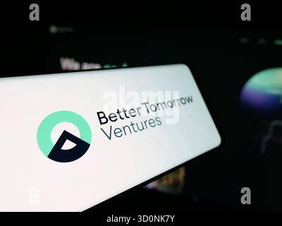 Stuttgart, Deutschland - 18.10.2025: Smartphone mit Logo des US-amerikanischen Unternehmens Better Tomorrow Ventures (BTV) auf dem Bildschirm vor der Website. Stockfoto