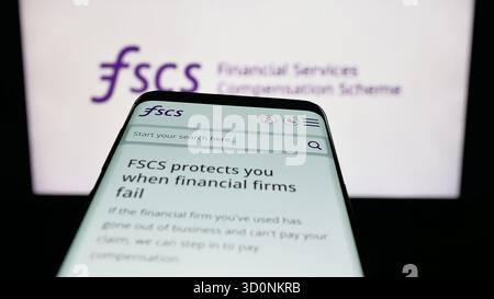 Stuttgart, Deutschland - 18.10.2025: Mobiltelefon mit Website des Financial Services Compensation Scheme (FSCS) auf dem Bildschirm vor dem Logo. Stockfoto