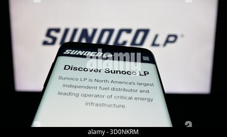 Stuttgart, Deutschland - 18.10.2025: Mobiltelefon mit Website des US-amerikanischen Erdölunternehmens Sunoco LP auf dem Bildschirm vor dem Logo. Stockfoto