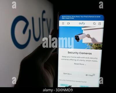 Stuttgart, Deutschland - 18.10.2025: Person, die ein Smartphone hält, mit Webseite der Smart-Home-Firma Eufy vor dem Logo auf dem Bildschirm. Stockfoto