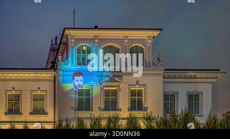 Wolodymyr Zelenskyj in der russischen Botschaft in Kopenhagen, Projektion eines Bildes bei der Demonstration, Dänemark, 24. Februar 2023 Stockfoto