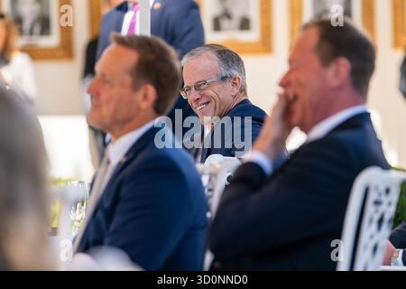 John Thune (Republikaner von South Dakota) lächelt, während US-Präsident Donald J Trump während eines Mittagessens mit republikanischen Senatoren im Rose Garden of the White House in Washington, DC, USA, spricht. 2025. ein Top-Wirtschaftsberater von Präsident Donald Trump schlug vor, dass „ein stärkeres measures in Angriff genommen werden könnte, wenn die Regierung, jetzt an ihrem 20. Tag, doesnt diese Woche beenden würde. Hinweis: Allison Robbert/Pool über CNP Stockfoto