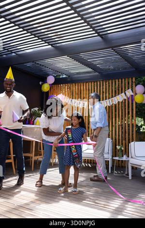 Geburtstagsfeier, Familienfeier mit Dekoration und Geschenken auf der sonnigen Terrasse. Feier, Familientreffen, Festlichkeit, Outdoor-Party, Geschenke, Joyful || Model veröffentlicht Stockfoto