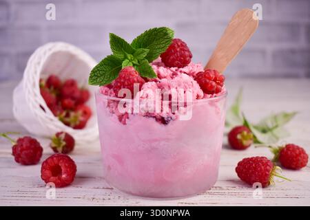 Himbeereis mit frischen Himbeeren, selektives Fokusbild Stockfoto