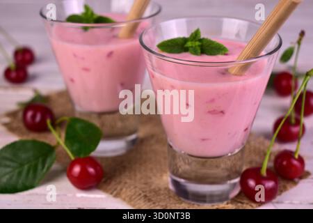 Gesunder Kirsch-Smoothie mit, auf weißem Holztisch. Nahaufnahme. Stockfoto