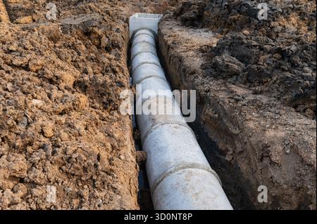 Verlegung von Kanalrohren auf der Baustelle Stockfoto