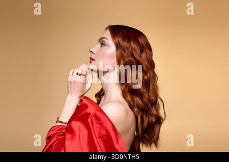 Eine rothaarige junge Frau posiert, verkörpert den Geist der Winterfeiern. Stockfoto