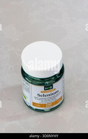 Wanne oder Flasche Selen Nahrungsergänzungsmittel Tabletten oder Pillen verwendet, um Schilddrüsenfunktion und Immunität einschließlich DNA-Synthese zu verbessern. Stockfoto