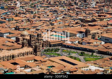 Aus der Vogelperspektive auf die Plaza de Armas in Cusco, Peru, mit Blick auf die Kathedrale und die umliegenden Gebäude mit riesigen Terrakotta-Dächern Stockfoto