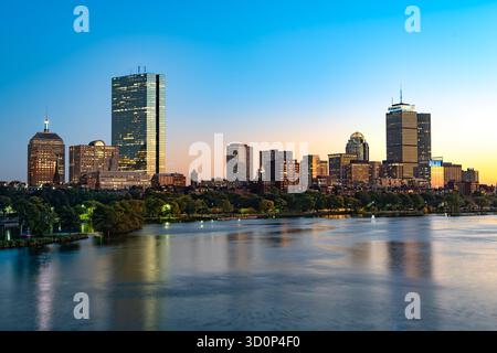 Ein wunderschöner Blick auf die Bostoner Stadtlandschaft von Back Bay über den Charles River in der Dämmerung mit prominenten Gebäuden. Stockfoto