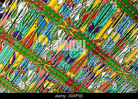 Abstraktes symmetrisches Kunstwerk mit leuchtenden Linien, komplizierten Mustern und Blumendetails Stockfoto