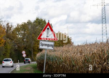 Gundremmingen, Bayern, Deutschland - 24. Oktober 2025: Warnschild: Sprengung, auf der Landstraße bei Gundremmingen, einen Tag vor der geplanten Sprengung der Kühltürme des stillgelegten Kernkraftwerks KRB in Bayern am 25. Oktober 2025 um 12.00 Uhr *** Warnschild: Sprengung, an der Landstraße nahe Gundremmingen, einen Tag vor der geplanten Sprengung der Kühltürme des stillgelegten Kernkraftwerks AKW RB in Bayern am 25. Oktober 2025 um 12:00 Uhr Stockfoto