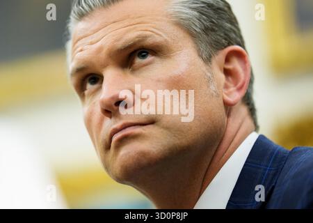 Washington, DC, USA. Oktober 2025. US-Verteidigungsminister Pete Hegseth im Oval Office des Weißen Hauses als Mark Rutte, Generalsekretär der Nordatlantikvertrags-Organisation (NATO), trifft er am Mittwoch, den 22. Oktober in Washington, DC, USA, den US-Präsidenten Donald J Trump. 2025. die Staats- und Regierungschefs treffen sich, um die weitere Unterstützung für die Ukraine zu erörtern. Quelle: Aaron Schwartz/Pool über CNP/dpa/Alamy Live News Stockfoto
