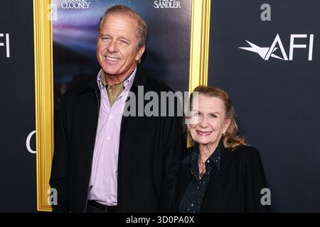 HOLLYWOOD, LOS ANGELES, KALIFORNIEN, USA - 23. OKTOBER: Der britische und amerikanische Schauspieler Maxwell Caulfield und seine Ehefrau und die britisch-amerikanische Schauspielerin Juliet Mills kommen beim AFI (American Film Institute) fest 2025 vor, das von Canva präsentiert wird - Premiere von Netflix's 'Jay Kelly', das am 23. Oktober 2025 im TCL Chinese Theatre IMAX in Hollywood, Los Angeles, Kalifornien, USA stattfand. (Foto: Xavier Collin/Image Press Agency) Stockfoto