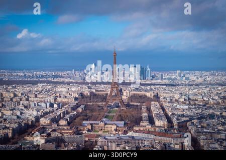 Ein Blick aus der Vogelperspektive auf Paris mit dem Eiffelturm im Zentrum, umgeben von der dichten Stadtlandschaft und den modernen Wolkenkratzern. Stockfoto