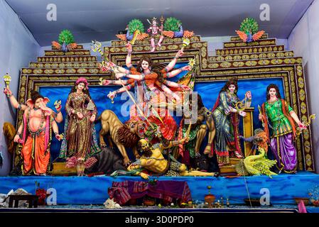 Der Lebendige Durga Puja Schrein Mit Göttin Durga Und Den Betreuern In Kunstvoller Kulisse Stockfoto