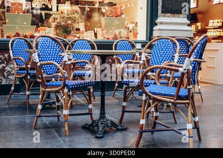 Brüssel, Belgien - 21. Oktober 2023: Die Royal Saint-Hubert Galleries, ein Ensemble aus drei verglasten Einkaufspassagen im Zentrum von Brüssel, Belgien. Stockfoto