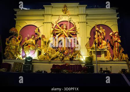Der Lebendige Durga Puja Schrein Mit Göttin Durga Und Den Betreuern In Kunstvoller Kulisse Stockfoto