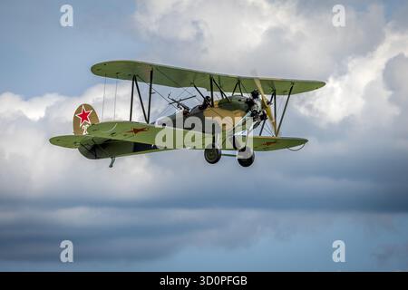 1944 Polikarpov pO2 sowjetischer Doppeldecker, der auf der Shuttleworth Military Airshow am 31. Mai 2025 durchgeführt wurde. Stockfoto
